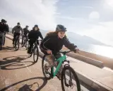 Grupa przyjaciół na rowerach cieszy się słonecznym dniem. Ich wspólny coffee ride nad morzem to idealny sposób na aktywny wypoczynek.
