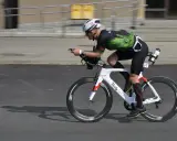 Zawodniczka w kasku i okularach ściga się na rowerze. To jej iron man wyścig, walczy o każdy metr.