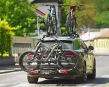 Przewożenie roweru wewnątrz samochodu jest możliwe dzięki bagażnikowi dachowemu i platformie z tyłu.