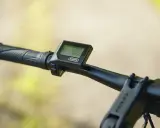 Nowoczesne gadżety do roweru: wyświetlacz Bafang na kierownicy pokazuje 0.0 km/h, gotowy na nową przygodę.