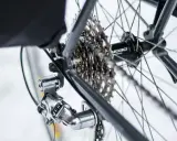 Błyszczący napęd w rowerze: przerzutka Shimano Deore i kasetka zębatek. Gotowy na każdą trasę.