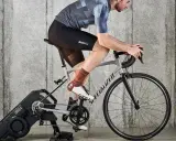 Kolarz na trenażerze, ćwiczący jak zwiększyć pojemność płuc. Intensywny trening cardio dla lepszej wydolności.