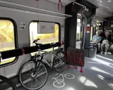 W pociągu są miejsca na rowery. Zobacz, jak powiesić rower w pociągu, korzystając ze specjalnych uchwytów i stojaków.