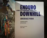 Książka "Enduro Kompletny Rowerowy Podręcznik Downhill" z rowerzystą w akcji. Dowiedz się, co to downhill!