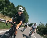 Trzech kolarzy na drodze, każdy z nich osiąga swoje tetno max. Słońce świeci, a oni pędzą przed siebie.