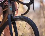 Opona Pirelli Cinturato Gravel H na rowerze szosowym, gotowa na przygodę po nieutwardzonych drogach.
