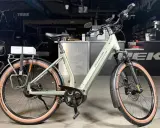 Stylowy, zielony rower elektryczny Diamant z bagażnikiem i ładowarką Bosch. Idealny na miejski trek 1120.