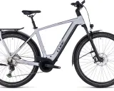 Srebrny rower elektryczny Cube Kathmandu, idealny jako rower dla grubasa, z bagażnikiem i błotnikami.