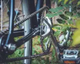 Zbliżenie na rowerowy napęd: korba, zębatka i łańcuch. Dowiedz się, jak dobrać długość łańcucha rowerowego, by jazda była płynna.