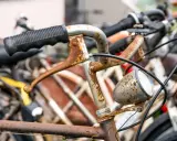 Rdzawe kierownice i lampka starego roweru. Zastanawiasz się, gdzie oddać stary rower?