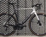 Nowoczesny rower szosowy marki Romet z osprzętem Shimano Ultegra, prezentujący się na tle geometrycznej ściany.