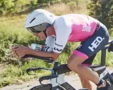 Kolarz w aerodynamicznej pozycji, z bidonem 226ERS. Czy izotonik to energetyk? To pytanie zadaje sobie wielu sportowców.