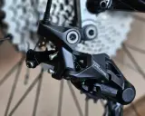 Precyzyjne mocowanie tylnej przerzutki Shimano Deore, gotowe do montażu na rowerze.