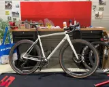 Biały rower gravelowy z napędem SRAM Rival XPLR eTap AXS gotowy do przygody.