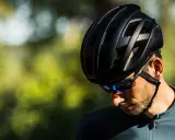 Mężczyzna w czarnym kasku rowerowym Canyon i okularach przeciwsłonecznych, gotowy na jazdę. Jaki kask na rower wybrać? Ten wygląda świetnie!