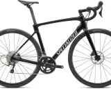 Elegancki, czarny rower szosowy endurance Specialized z tarczami hamulcowymi i napędem Shimano. Idealny na długie trasy.