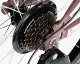 Kaseta Shimano 7-biegowa, widoczna na rowerze. Tabela kompatybilności Shimano pomoże dobrać odpowiednie części.