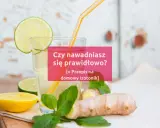 Szklanka z napojem, plasterki cytryny, limonki, imbir i mięta. Czy nawadniasz się prawidłowo? [Przepis na domowy izotonik]