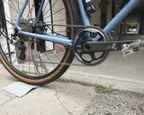 Błękitny rower z napędem SRAM Force, gotowy do jazdy po miejskich ścieżkach.