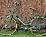 Zielony rower Raleigh, klasyczny model z brązowym siodełkiem Brooks, gotowy na miejskie przygody. Raleigh rower co to za firma? To brytyjska legenda.