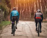Dwóch rowerzystów w jesiennych strojach, idealnych na 15 stopni. Lekka kurtka i długie spodenki to dobry wybór na przejażdżkę.