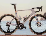 Biały rower szosowy Scott z kolorowymi akcentami, na jakich rowerach jeżdżą kolarze. Wyposażony w Dura-Ace, Shimano i Vittoria.