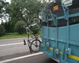 Rower zamontowany na bagażniku autobusu. Czy za rower w autobusie trzeba płacić? Zależy od przewoźnika.