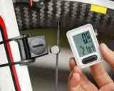 Ustawienie licznika rowerowego. Na ekranie widnieje dystans 21.87 km.