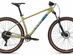 Beżowy rower trailowy Marin z brązowymi oponami WTB Trail Boss gotowy na przygodę.
