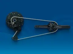 Zestaw napędowy Shimano CUES: korba, przerzutka i kaseta z łańcuchem na niebieskim tle.