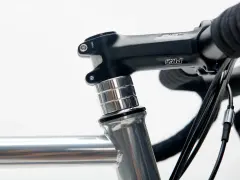Czarne, aluminiowe mostki kierownicy rowerowej, jeden z nich z oznaczeniem PRO. Różne rodzaje sterów rowerowych w zbliżeniu.