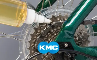 Olejowanie łańcucha KMC do roweru elektrycznego. Dbałość o napęd to klucz do płynnej jazdy.