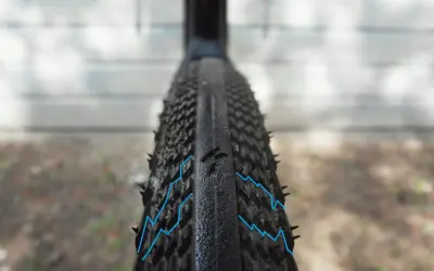 Agresywny bieżnik opony rowerowej, idealny do roweru crossowego. Zastanawiasz się, jakie opony do roweru crossowego wybrać? Ten model zapewni przyczepność.