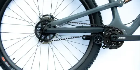 Rower bez łańcucha z napędem zębatym Pinion i paskiem z włókna węglowego.