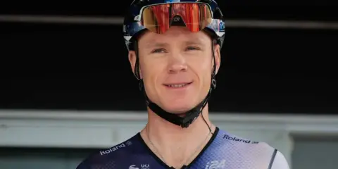 Uśmiechnięty kolarz w kasku i goglach, gotowy do walki o tytuł jednego z tour de france zwycięzcy.