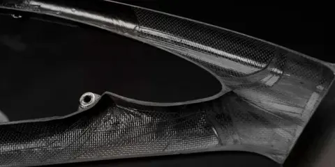 Wyjątkowa rama karbonowa, lekka i wytrzymała, w kontraście do tradycyjnej ramy aluminiowej.