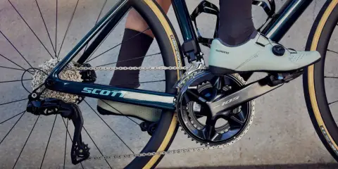 Rower Scott z grupą osprzętu Shimano 105 szosa. Widoczny mechanizm korbowy, przerzutka tylna i kaseta.