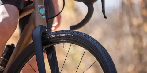 Opona Pirelli Cinturato Gravel H na rowerze szosowym, gotowa na przygodę po nieutwardzonych drogach.