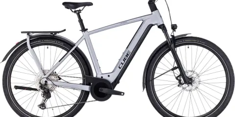 Srebrny rower elektryczny Cube Kathmandu, idealny jako rower dla grubasa, z bagażnikiem i błotnikami.