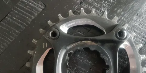 Zębatka SRAM 30T X-Sync 2, część napędu 1x11, gotowa do jazdy po trudnych trasach.