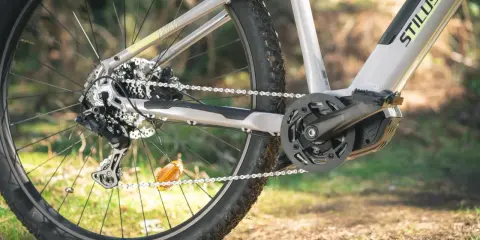 Tylna przerzutka z łańcuchem i zębatkami, element napędu roweru. Widoczny sprzęgło w przerzutce.