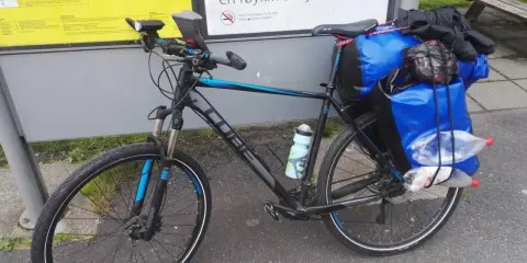 Rower górski Cube z sakwami i butelkami, idealny na asfalt. Opony z bieżnikiem sprawdzają się na każdej nawierzchni.
