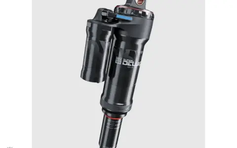 Czarny amortyzator rowerowy RockShox Super Deluxe Select+. Gotowy na trudne trasy.