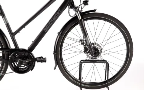 Bergamont to niemiecka marka rowerów, znana z solidnych konstrukcji. Na zdjęciu rower miejski z hamulcami tarczowymi i przerzutkami Shimano.