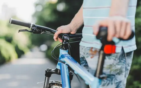 Rowerzysta trzyma kierownicę. Czy można stracić prawo jazdy na rowerze? To pytanie nurtuje wielu.