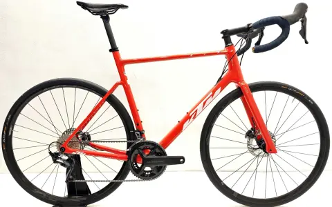 Czerwony rower szosowy KTM Revelator Alto z napędem Ultegra, gotowy na podbój szos.