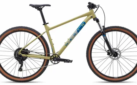 Beżowy rower Marin z brązowymi oponami WTB Trail Boss. Lekkie koła MTB 29 cali gotowe na każdą trasę.