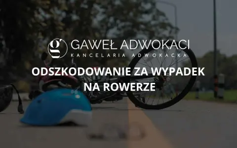 Uszkodzony rower i kask leżą na drodze po wypadku na rowerze. Kancelaria prawna oferuje odszkodowanie.