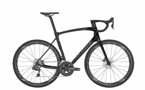 Czarny rower szosowy Eddy Merckx z karbonową ramą i kołami. Idealny do szybkich wyścigów i długich tras.