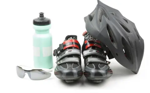 Kask rowerowy, buty kolarskie, bidon i okulary – kompletne wyposażenie roweru na każdą wyprawę.